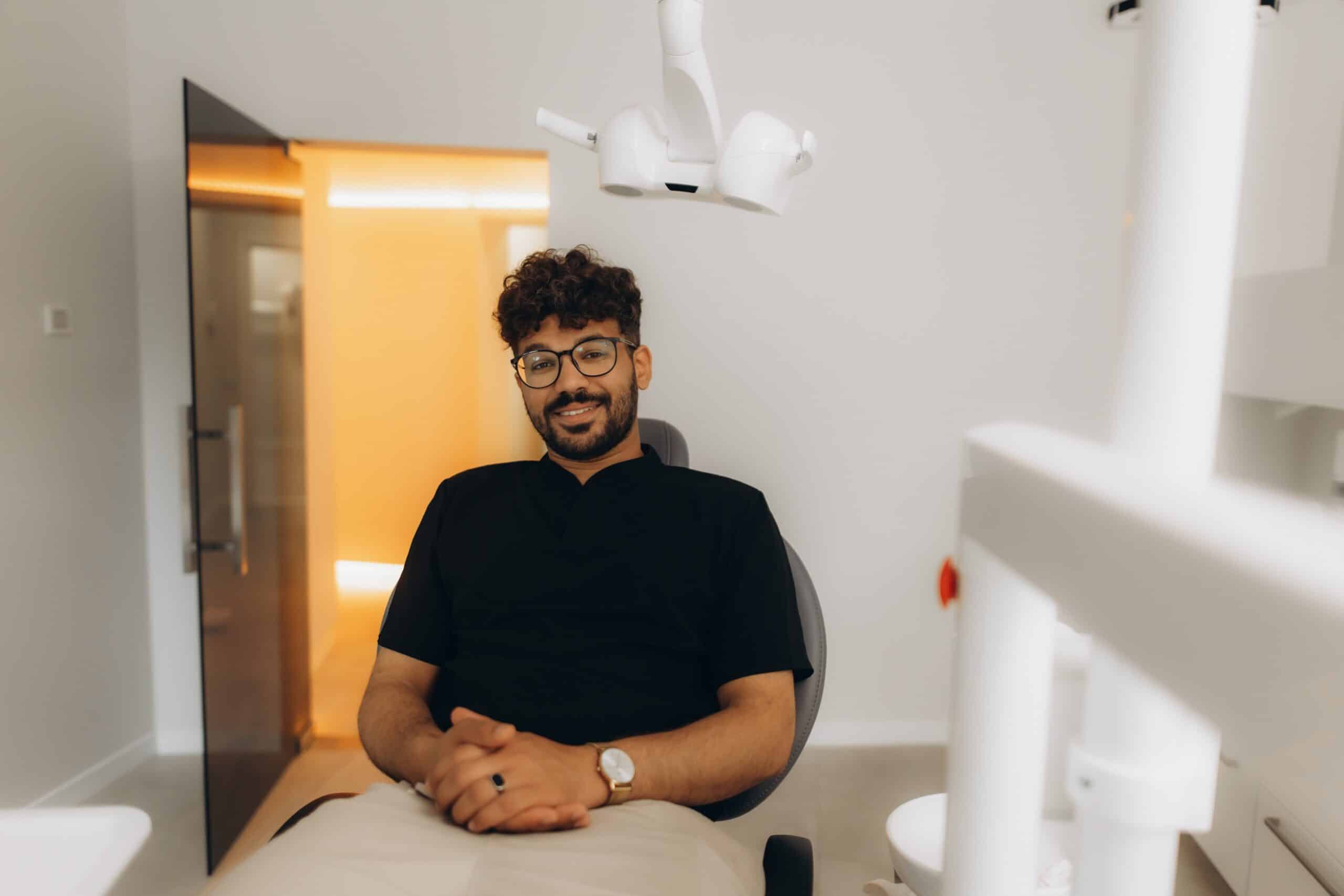 Portrait,Of,A,Smiling,Dentist,Sitting,On,The,Patient,Chair