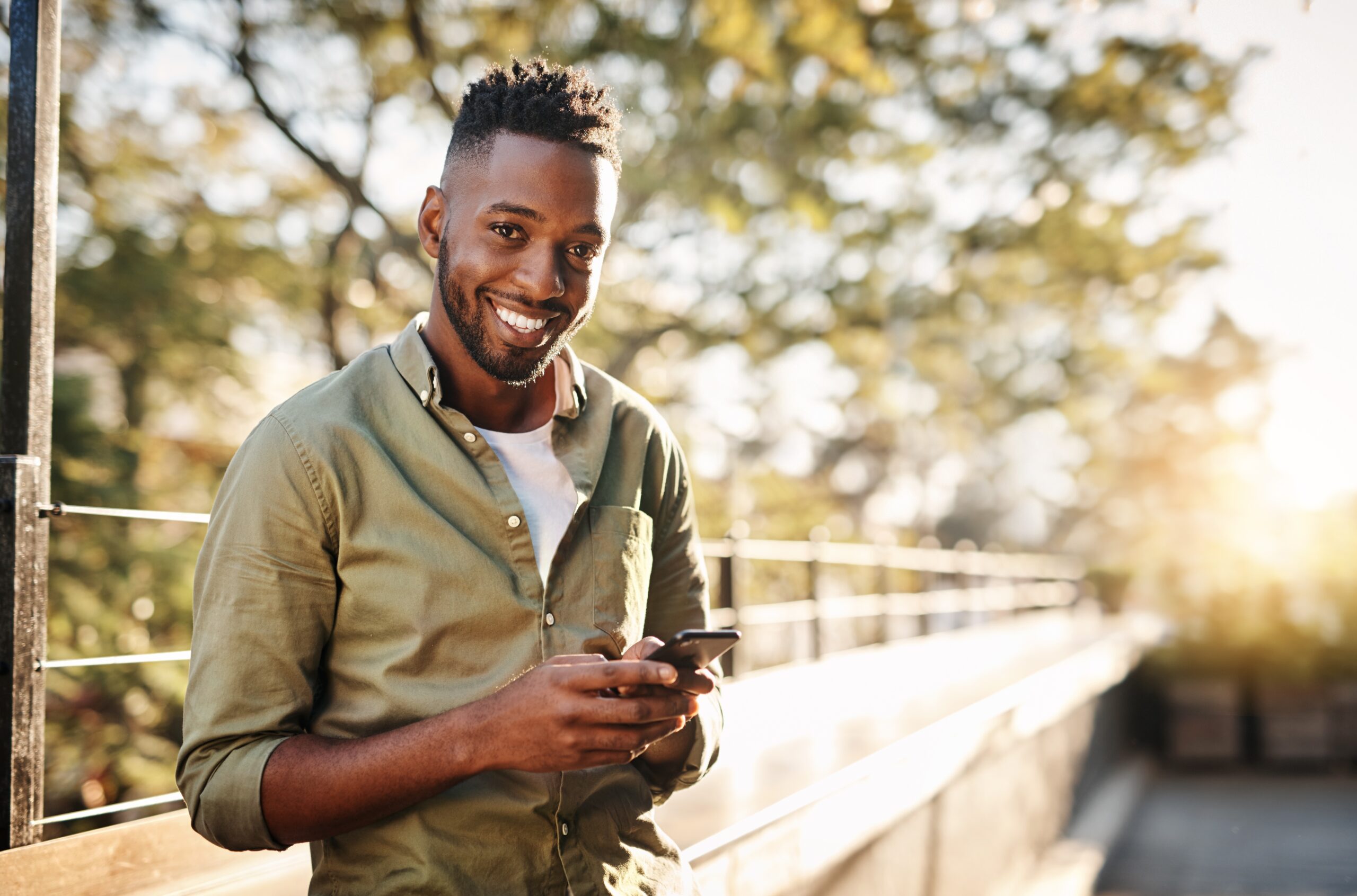 Im,Big,On,Texting.,Cropped,Portrait,Of,A,Handsome,Young